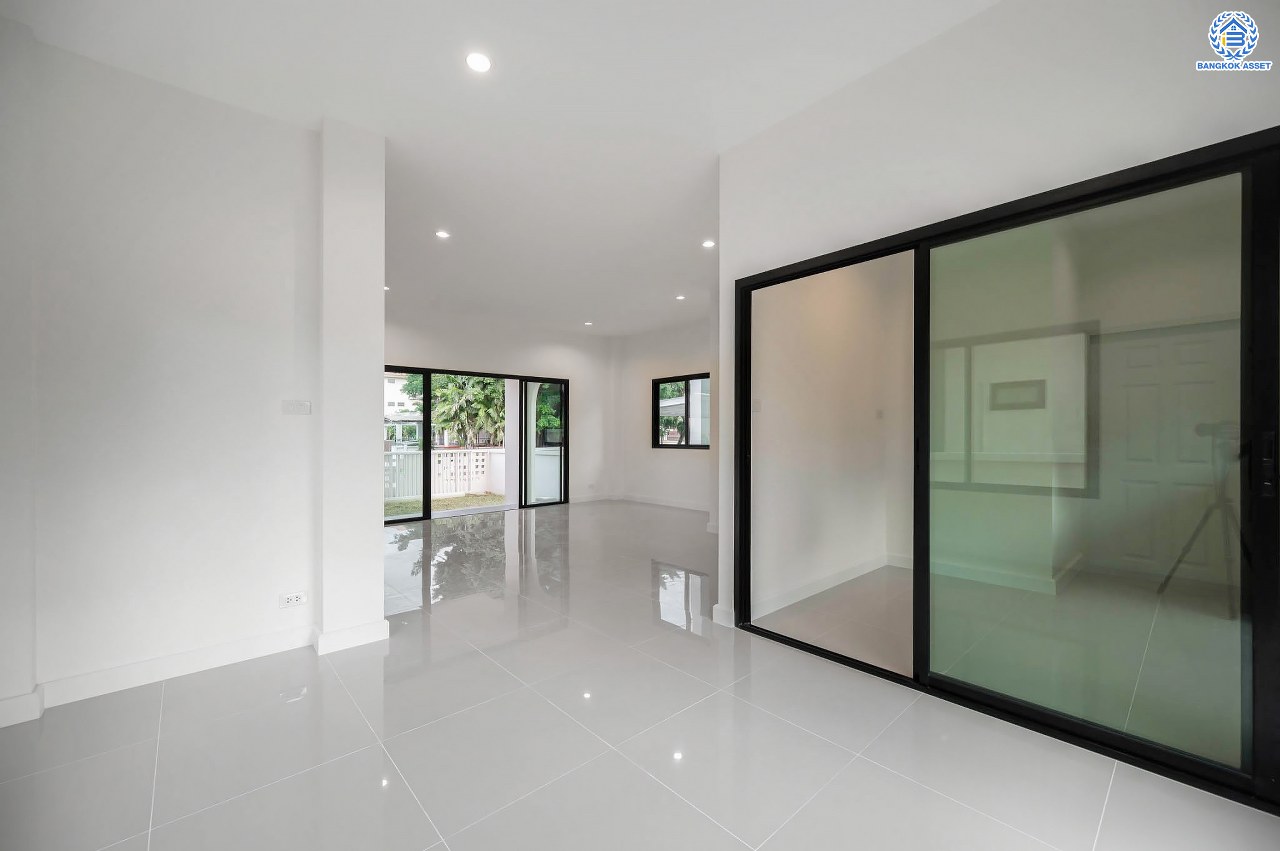 บ้านมือสองตกแต่งใหม่ โครงการ มณธานี บางแค บ้านเดี่ยว 3 ชั้น ดีไซน์หรูหรา เนื้อที่กว้าง 55.3 ตร.ว. พื้นที่ใช้สอย 240 ตร.ม. ฟังก์ชัน 5 ห้องนอน 4 ห้องน้ำ 2 ที่จอดรถ ฟังก์ชันครบตอบทุกไลฟ์สไตล์ บนทำเลศักยภาพ เชื่อมต่อถนนกาญจนาภิเษก ใกล้เดอะมอลล์บางแค ใกล้รถไฟฟ้าสายสีน้ำเงิน "สถานีหลักสอง" และจุดขึ้นทางด่วน "กาญจนาภิเษก"...